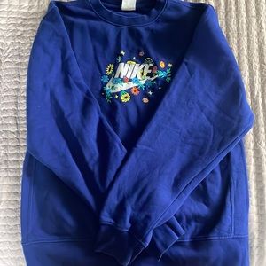 Nike crewneck! Adorable embroidered design